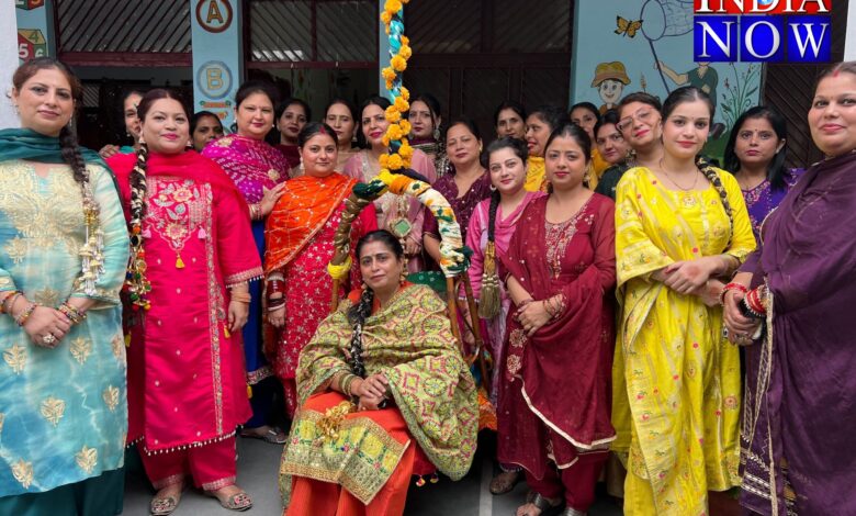 चैतन्य पब्लिक स्कूल में उत्साहपूर्वक मनाया गया तीज का त्योहार
